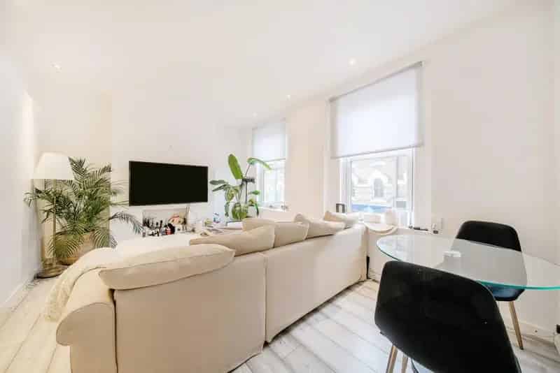First Floor Super Studio Apartment near Forest Hill Station