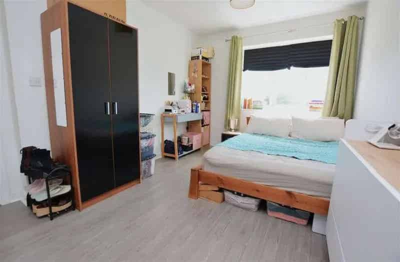 2 Bed 2 Bath Flat for Sale Near Colliers Wood Tube