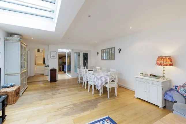 Town house to rent in Elizabeth Street, London SW1W