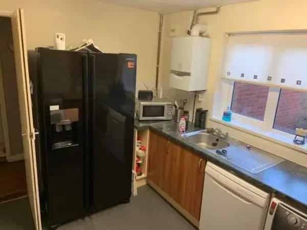 3 Bed House with Garage Near Schools and Amenities