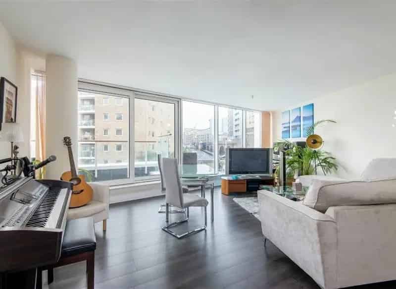 Marina Facing Apartment 1134 sq ft Limehouse DLR Canary Wharf