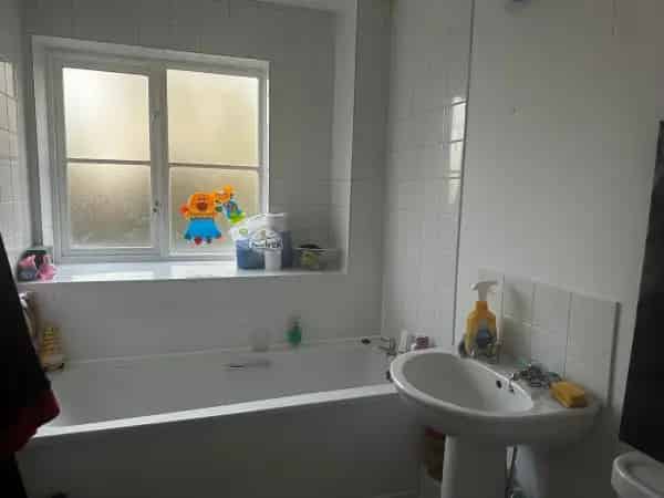 2 Bed House Near Shops and Schools