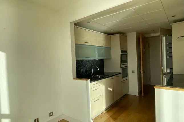 Flat to rent in Westferry Circus, London E14