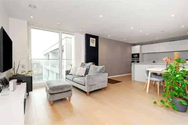 Modern 2-Bed Apartment in Putney with Balcony and Parking