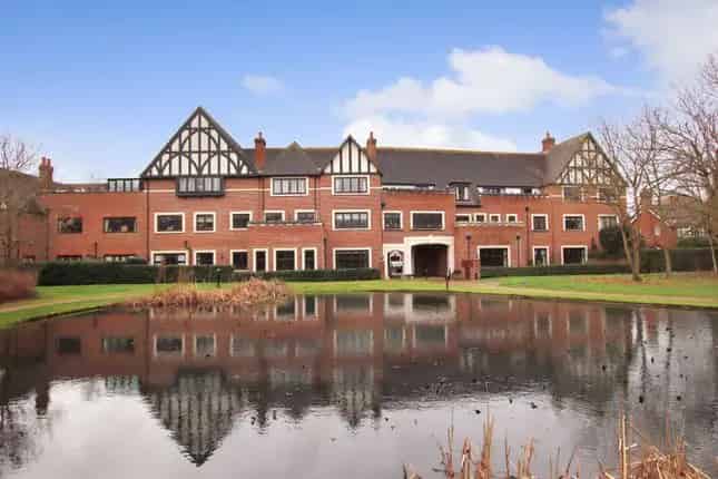 Luxury 4-Bed Apartment in Gated Langley Manor