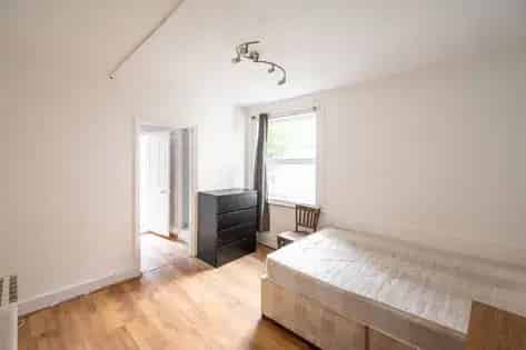 1 Bedroom Flat 34m² London Ground Floor Garden Access