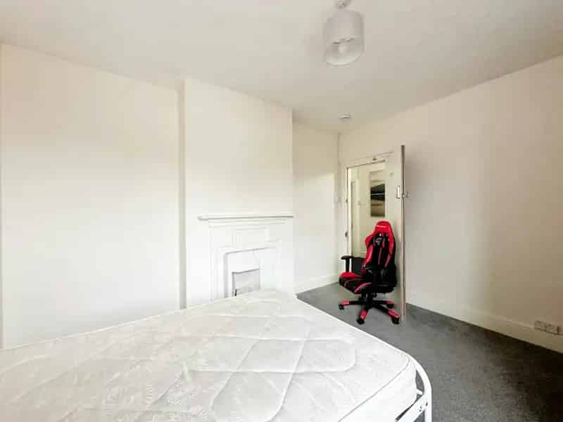 Furnished Double Room in Central Fleet - Bills Included