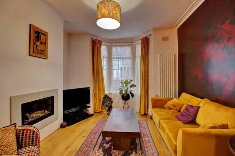 Three Double Bedroom Family Home Near North Street