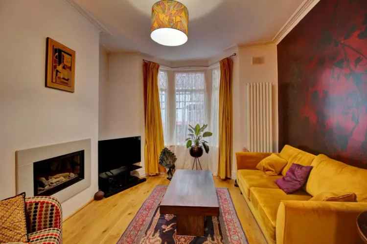 Three Double Bedroom Family Home Near North Street