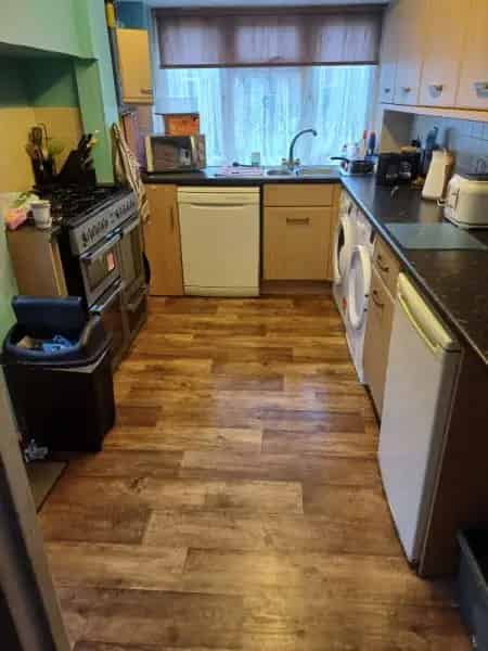 3 Bed Semi-Detached House Large Garden Parking