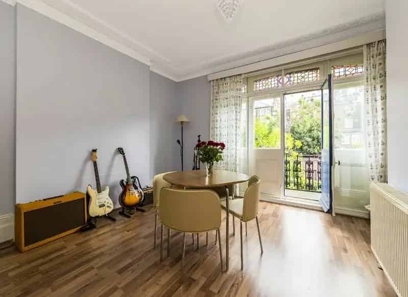 One Bedroom Apartment near Barons Court Station