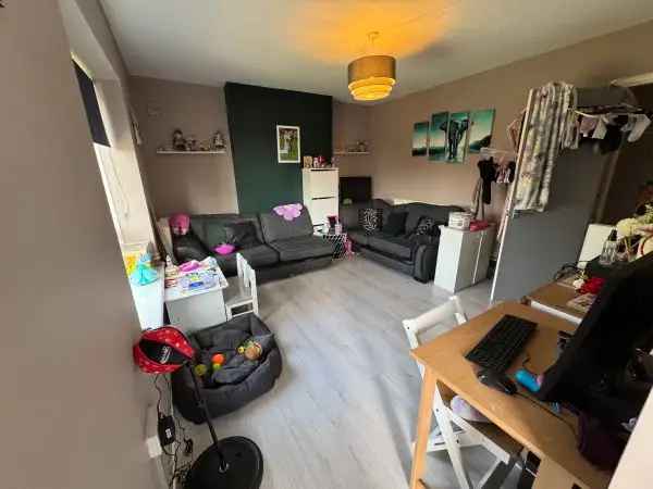Ground Floor Flat Near Transport Links and Schools
