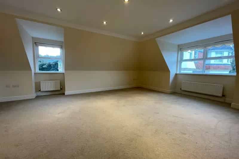 2 Bed 2 Bath Flat in Gated Eversley Court Eastbourne