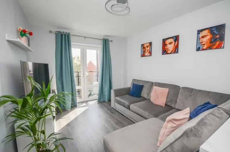 2 Bedroom Flat For Sale - Recently Refurbished Apartment with Balcony and Parking
