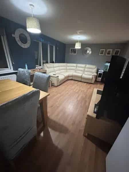 2 Bed First Floor Flat Communal Garden