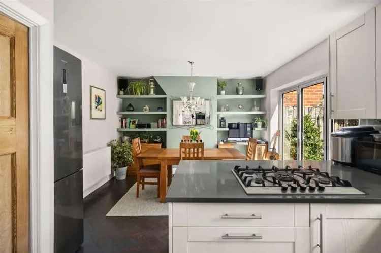 3 Bed House for Sale Henley-on-Thames Modernized 1930s Home