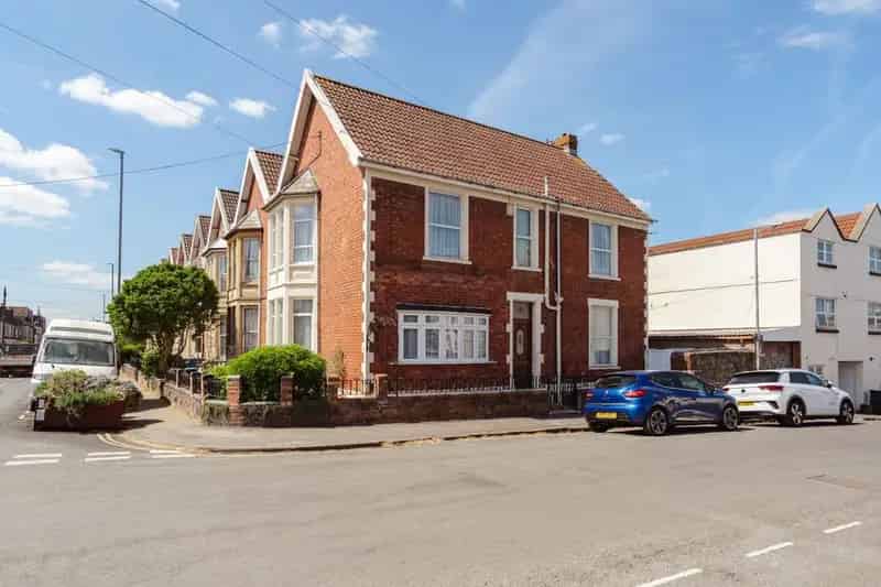 4 Bedroom End of Terrace House for Sale