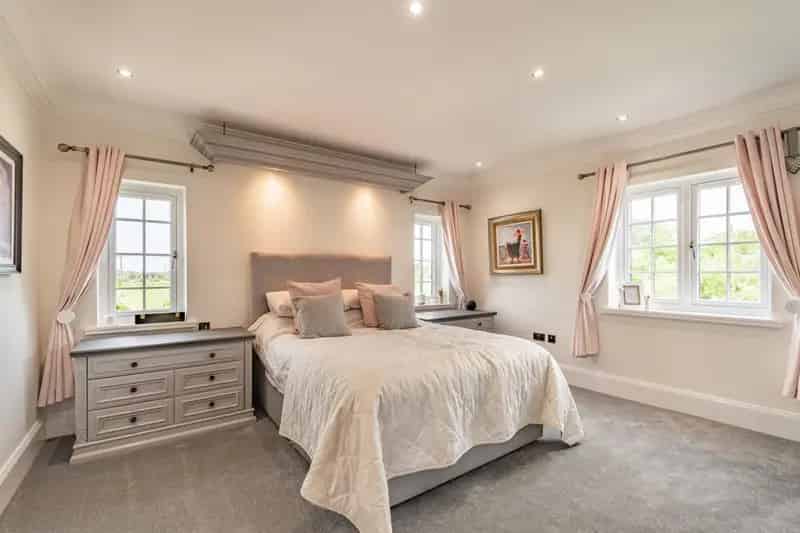 6 Bedroom Detached House Near Howden Train Station