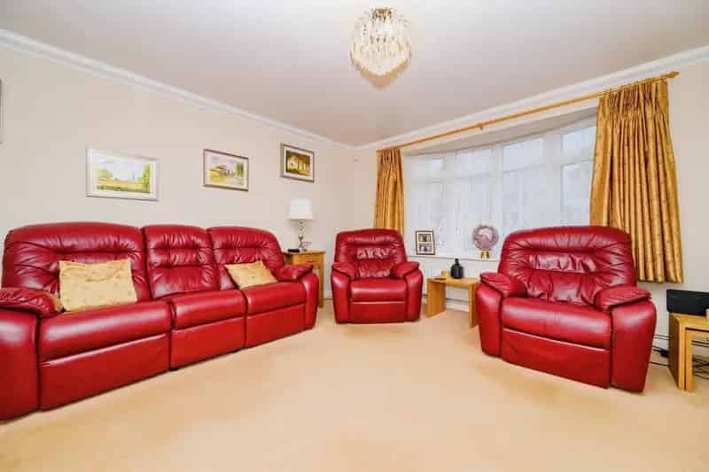 Four Bedroom Detached House Leverstock Green