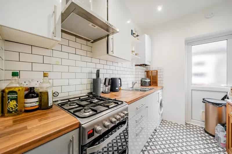 Spacious Period Conversion Flat Two Double Bedrooms Commuters