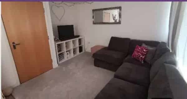 2 Bed Apartment Near High Street with 2 Balconies and Parking