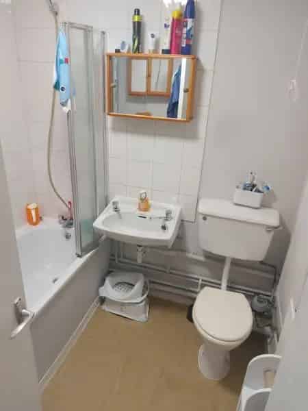 2 Bed Top Floor Flat Eaton Socon Family Home Off Street Parking