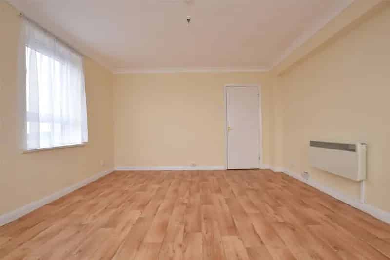 2 Bedroom House Near Emerson Park Station - No Deposit