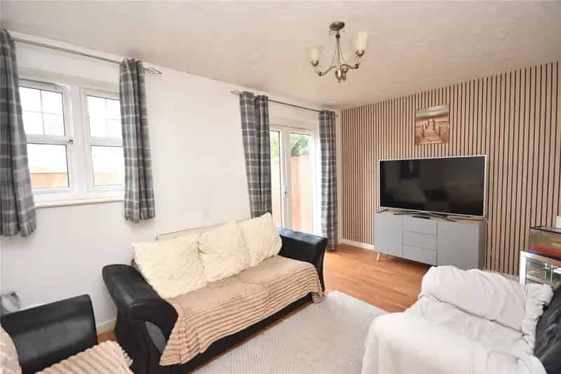 3 Bed Semi-Detached House with Garden and Off-Street Parking