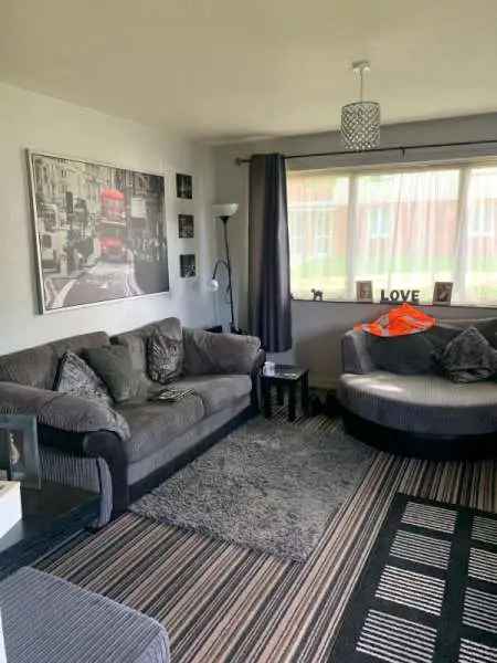 Flat For Rent in Thornbury, England