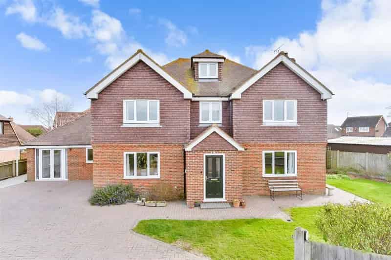 6 Bedroom Detached House for Sale