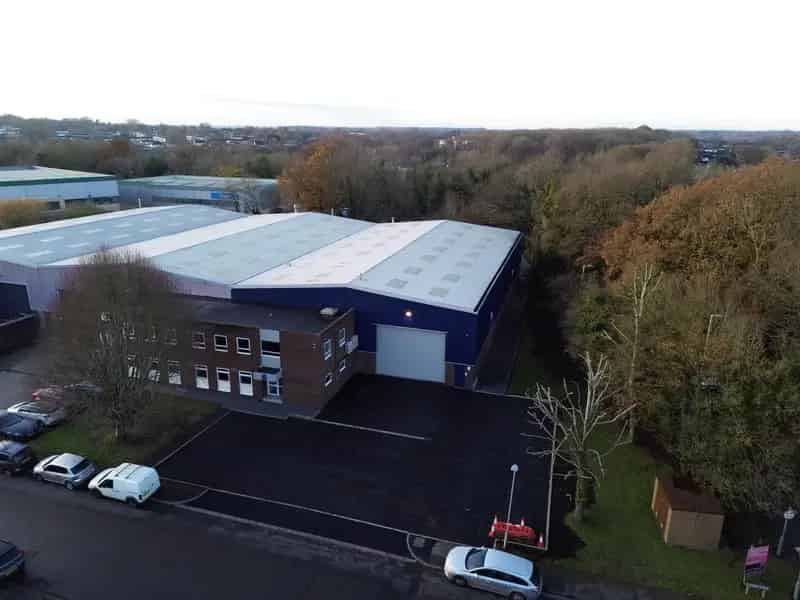 Hemel Hempstead Warehouse: Secure Yard, High Ceiling, Ample Parking