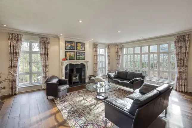 4 Bedroom Detached House for Sale in Kingston Upon Thames