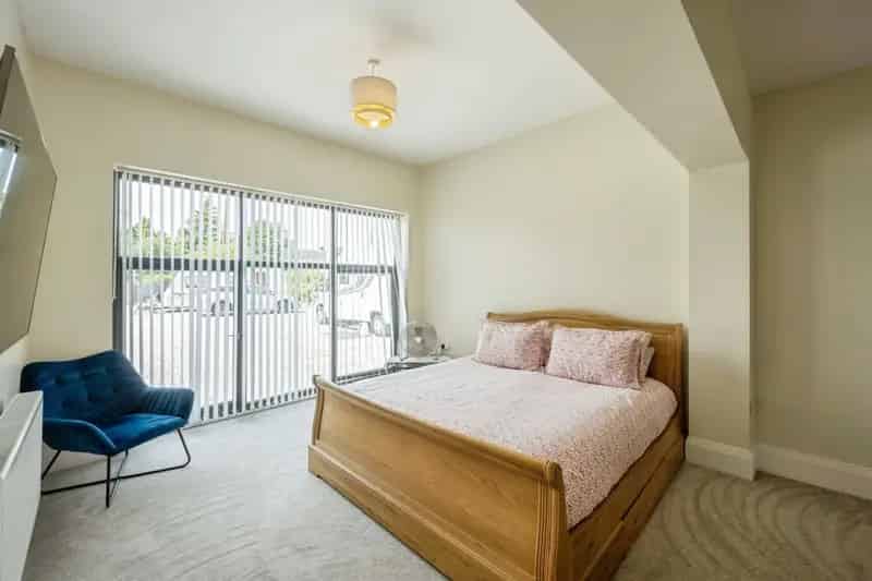 6 Bedroom House with 2 Lounges and Fitted Kitchen