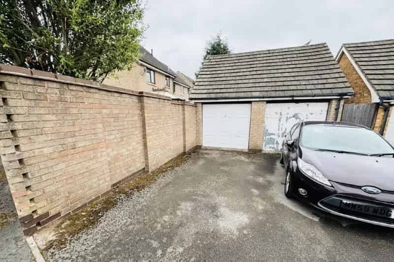 Modern One Bedroom House with Garage and Parking