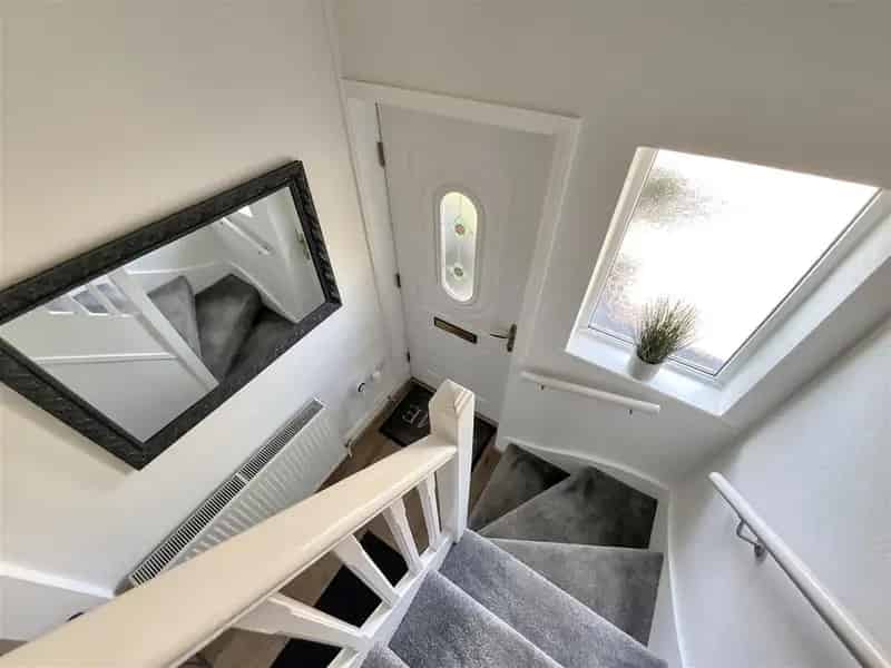 4 Bedroom Semi Detached House Kingswood