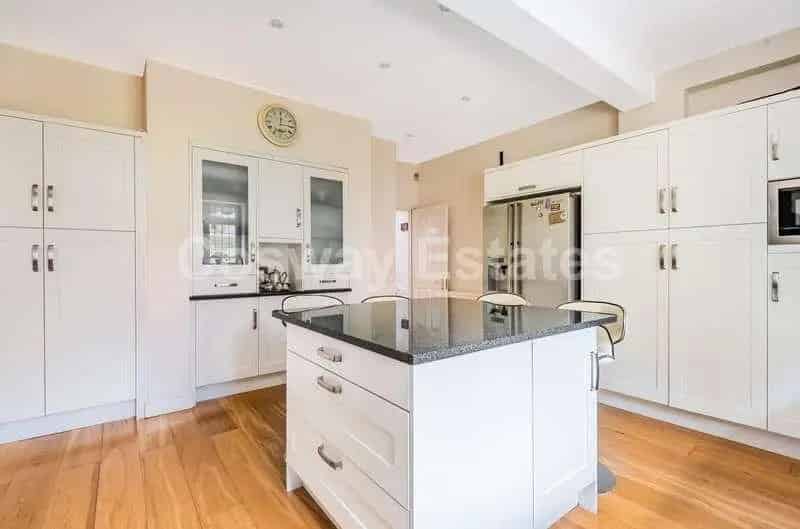 5 Bed House for Sale in Mill Hill Village