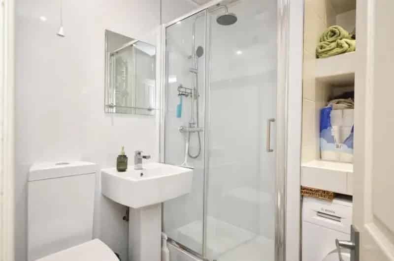 2 Bed Flat for Sale - First Floor Apartment with Parking