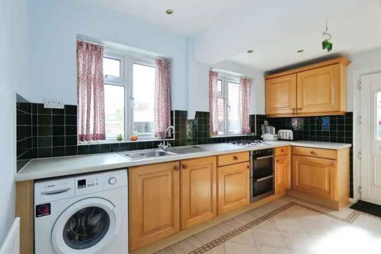 4 Bed House with L-Shaped Kitchen and Gardens