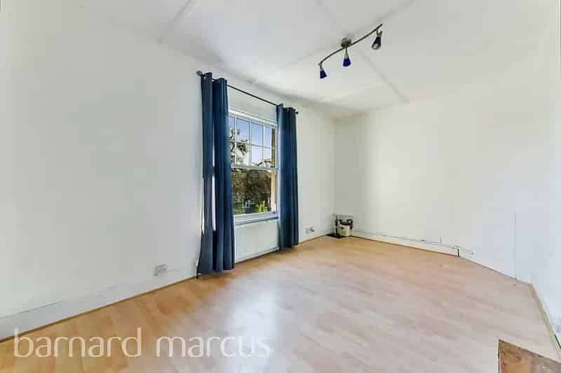 Mitcham Period Conversion Apartment - Large Double Bedroom