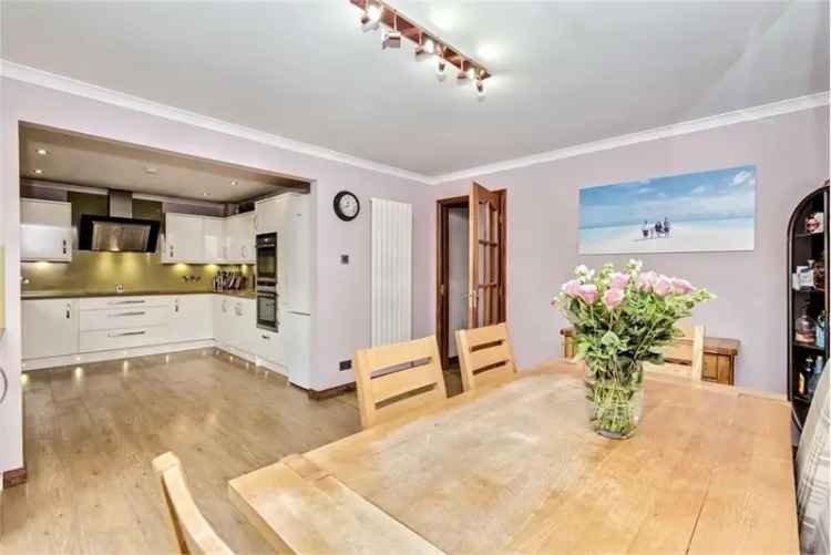 5 Bed House - Detached with 2 Reception Rooms