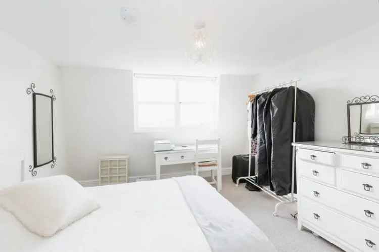 Stunning 2-Bed Top Floor Apartment in Bath City Centre