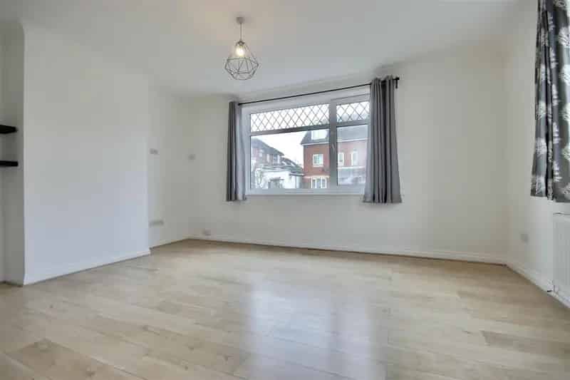 2 Bedroom End Terrace House to Rent with Off Road Parking