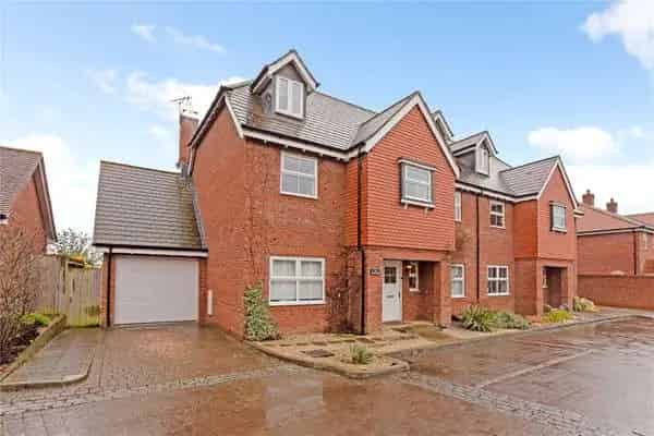 Spacious Family Home in Marlow with Five Double Bedrooms