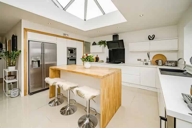 3-Bed Bungalow Near Burnham Station  Large Garden Family Home