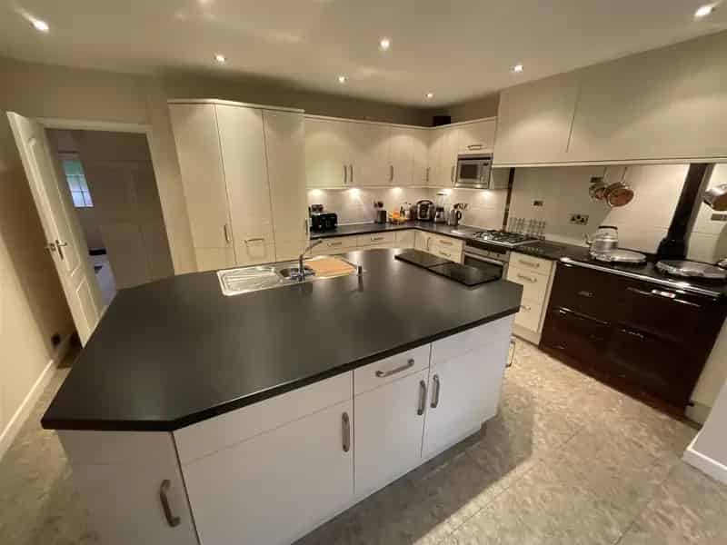 5 Bedroom Detached House with 2 Annexe Flats For Sale