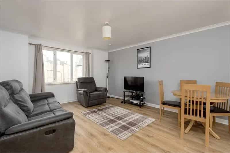 2 Bed Flat Second Floor with 1 Reception Room Private Parking