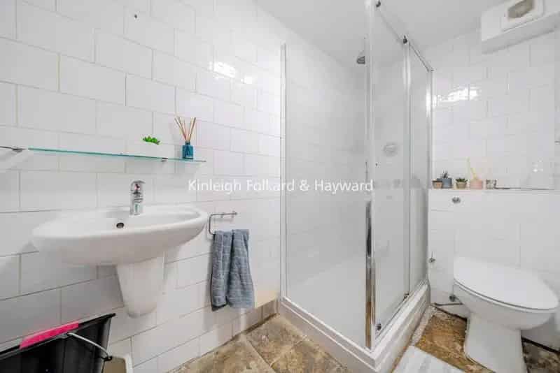 Bright Victorian Studio Flat with Patio Garden