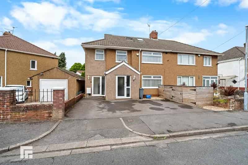 5 Bedroom Semi-Detached House for Sale