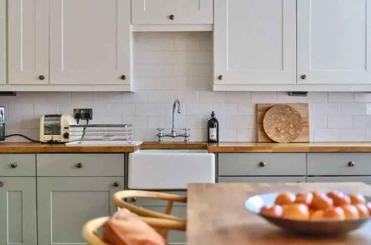 2 Bed Flat for Sale in Haslemere