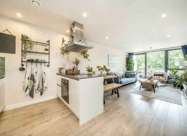 Flat For Sale in Epping Forest, England